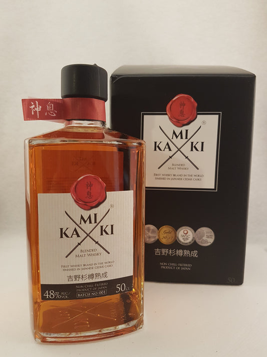 Fles Kamiki Blended Malt Japanese Whisky – 48% vol, 50 cl, finishing in Yoshino-Sugi cedar vaten.